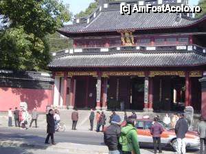 [P04] Hangzhou / Intrare in Mausoleul lui Yue Fei.  » foto by Marian Preda
 - 
<span class="allrVoted glyphicon glyphicon-heart hidden" id="av397006"></span>
<a class="m-l-10 hidden" id="sv397006" onclick="voting_Foto_DelVot(,397006,13390)" role="button">șterge vot <span class="glyphicon glyphicon-remove"></span></a>
<a id="v9397006" class=" c-red"  onclick="voting_Foto_SetVot(397006)" role="button"><span class="glyphicon glyphicon-heart-empty"></span> <b>LIKE</b> = Votează poza</a> <img class="hidden"  id="f397006W9" src="/imagini/loader.gif" border="0" /><span class="AjErrMes hidden" id="e397006ErM"></span>