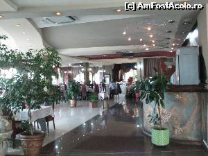 [P04] Receptia este in dreapta. Barul se ascundea in spatele ficusului :). Restaurantul e destul de incapator; in spate se prelungea cu terasa preferata de turisti...  » foto by DaRKruCS
 - 
<span class="allrVoted glyphicon glyphicon-heart hidden" id="av589516"></span>
<a class="m-l-10 hidden" id="sv589516" onclick="voting_Foto_DelVot(,589516,13434)" role="button">șterge vot <span class="glyphicon glyphicon-remove"></span></a>
<a id="v9589516" class=" c-red"  onclick="voting_Foto_SetVot(589516)" role="button"><span class="glyphicon glyphicon-heart-empty"></span> <b>LIKE</b> = Votează poza</a> <img class="hidden"  id="f589516W9" src="/imagini/loader.gif" border="0" /><span class="AjErrMes hidden" id="e589516ErM"></span>