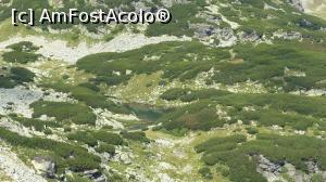 [P07] Lacul Păsări văzut din partea superioară a Hornului Lacurilor. Denumirea vine de la forma sa asemănătoare aripilor unei păsări. Unii spun însă că seamănă cu aripile unui fluture. » foto by iuliaen
 - 
<span class="allrVoted glyphicon glyphicon-heart hidden" id="av841302"></span>
<a class="m-l-10 hidden" id="sv841302" onclick="voting_Foto_DelVot(,841302,13472)" role="button">șterge vot <span class="glyphicon glyphicon-remove"></span></a>
<a id="v9841302" class=" c-red"  onclick="voting_Foto_SetVot(841302)" role="button"><span class="glyphicon glyphicon-heart-empty"></span> <b>LIKE</b> = Votează poza</a> <img class="hidden"  id="f841302W9" src="/imagini/loader.gif" border="0" /><span class="AjErrMes hidden" id="e841302ErM"></span>