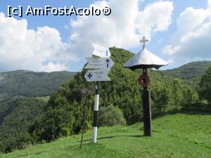 [P08] Traseul spre vanatari dupa 45 min de urcus prin padure se ajunge in poiana, apoi pe traseul linie albastra catre Vanatari » foto by simplegirl
 - 
<span class="allrVoted glyphicon glyphicon-heart hidden" id="av1001089"></span>
<a class="m-l-10 hidden" id="sv1001089" onclick="voting_Foto_DelVot(,1001089,13483)" role="button">șterge vot <span class="glyphicon glyphicon-remove"></span></a>
<a id="v91001089" class=" c-red"  onclick="voting_Foto_SetVot(1001089)" role="button"><span class="glyphicon glyphicon-heart-empty"></span> <b>LIKE</b> = Votează poza</a> <img class="hidden"  id="f1001089W9" src="/imagini/loader.gif" border="0" /><span class="AjErrMes hidden" id="e1001089ErM"></span>