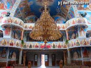 [P38] Catedrala Episcopală Sfânta Vineri din Zalău: vedere spre intrare, cu candelabrul monumental în prim plan » foto by mariana.olaru
 - 
<span class="allrVoted glyphicon glyphicon-heart hidden" id="av395631"></span>
<a class="m-l-10 hidden" id="sv395631" onclick="voting_Foto_DelVot(,395631,13499)" role="button">șterge vot <span class="glyphicon glyphicon-remove"></span></a>
<a id="v9395631" class=" c-red"  onclick="voting_Foto_SetVot(395631)" role="button"><span class="glyphicon glyphicon-heart-empty"></span> <b>LIKE</b> = Votează poza</a> <img class="hidden"  id="f395631W9" src="/imagini/loader.gif" border="0" /><span class="AjErrMes hidden" id="e395631ErM"></span>