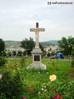 [P06] Imediat după intrarea în curtea Catedralei Episcopale Sfânta Vineri din Zalău ne întâmpină pe partea dreaptă un monument a cărui inscripție ne induce în eroare, făcându-ne să credem că aparține ctitorului catedralei.  » foto by mariana.olaru
 - 
<span class="allrVoted glyphicon glyphicon-heart hidden" id="av395599"></span>
<a class="m-l-10 hidden" id="sv395599" onclick="voting_Foto_DelVot(,395599,13499)" role="button">șterge vot <span class="glyphicon glyphicon-remove"></span></a>
<a id="v9395599" class=" c-red"  onclick="voting_Foto_SetVot(395599)" role="button"><span class="glyphicon glyphicon-heart-empty"></span> <b>LIKE</b> = Votează poza</a> <img class="hidden"  id="f395599W9" src="/imagini/loader.gif" border="0" /><span class="AjErrMes hidden" id="e395599ErM"></span>