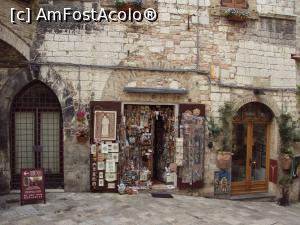 [P14] Assisi: magazin de suvenire.  » foto by Carmen Ion
 - 
<span class="allrVoted glyphicon glyphicon-heart hidden" id="av983448"></span>
<a class="m-l-10 hidden" id="sv983448" onclick="voting_Foto_DelVot(,983448,13517)" role="button">șterge vot <span class="glyphicon glyphicon-remove"></span></a>
<a id="v9983448" class=" c-red"  onclick="voting_Foto_SetVot(983448)" role="button"><span class="glyphicon glyphicon-heart-empty"></span> <b>LIKE</b> = Votează poza</a> <img class="hidden"  id="f983448W9" src="/imagini/loader.gif" border="0" /><span class="AjErrMes hidden" id="e983448ErM"></span>