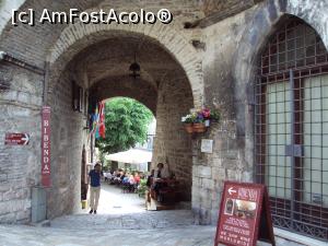 [P15] Assisi: intrarea la o cârciumioară cu terasă.  » foto by Carmen Ion
 - 
<span class="allrVoted glyphicon glyphicon-heart hidden" id="av983449"></span>
<a class="m-l-10 hidden" id="sv983449" onclick="voting_Foto_DelVot(,983449,13517)" role="button">șterge vot <span class="glyphicon glyphicon-remove"></span></a>
<a id="v9983449" class=" c-red"  onclick="voting_Foto_SetVot(983449)" role="button"><span class="glyphicon glyphicon-heart-empty"></span> <b>LIKE</b> = Votează poza</a> <img class="hidden"  id="f983449W9" src="/imagini/loader.gif" border="0" /><span class="AjErrMes hidden" id="e983449ErM"></span>