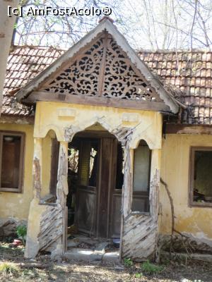 [P22] Casă aflată în suferință; observați superbele „florării” - Pietroșița.  » foto by tata123 🔱
 - 
<span class="allrVoted glyphicon glyphicon-heart hidden" id="av849869"></span>
<a class="m-l-10 hidden" id="sv849869" onclick="voting_Foto_DelVot(,849869,13519)" role="button">șterge vot <span class="glyphicon glyphicon-remove"></span></a>
<a id="v9849869" class=" c-red"  onclick="voting_Foto_SetVot(849869)" role="button"><span class="glyphicon glyphicon-heart-empty"></span> <b>LIKE</b> = Votează poza</a> <img class="hidden"  id="f849869W9" src="/imagini/loader.gif" border="0" /><span class="AjErrMes hidden" id="e849869ErM"></span>