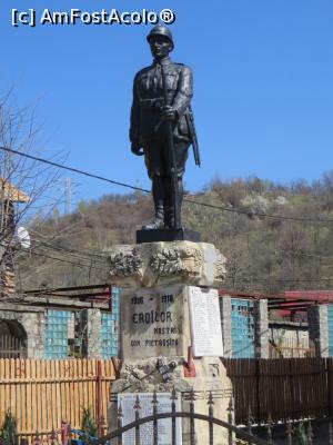 [P07] Monumentul Eroilor - centrul comunei Pietroșița.  » foto by tata123 🔱
 - 
<span class="allrVoted glyphicon glyphicon-heart hidden" id="av849854"></span>
<a class="m-l-10 hidden" id="sv849854" onclick="voting_Foto_DelVot(,849854,13519)" role="button">șterge vot <span class="glyphicon glyphicon-remove"></span></a>
<a id="v9849854" class=" c-red"  onclick="voting_Foto_SetVot(849854)" role="button"><span class="glyphicon glyphicon-heart-empty"></span> <b>LIKE</b> = Votează poza</a> <img class="hidden"  id="f849854W9" src="/imagini/loader.gif" border="0" /><span class="AjErrMes hidden" id="e849854ErM"></span>