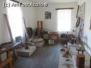 [P06] Încăperea cu obiecte meșteșugărești - Muzeul Etnografic „Dumitru Ulieru” din Pietroșița.  » foto by tata123 🔱
 - 
<span class="allrVoted glyphicon glyphicon-heart hidden" id="av859236"></span>
<a class="m-l-10 hidden" id="sv859236" onclick="voting_Foto_DelVot(,859236,13519)" role="button">șterge vot <span class="glyphicon glyphicon-remove"></span></a>
<a id="v9859236" class=" c-red"  onclick="voting_Foto_SetVot(859236)" role="button"><span class="glyphicon glyphicon-heart-empty"></span> <b>LIKE</b> = Votează poza</a> <img class="hidden"  id="f859236W9" src="/imagini/loader.gif" border="0" /><span class="AjErrMes hidden" id="e859236ErM"></span>