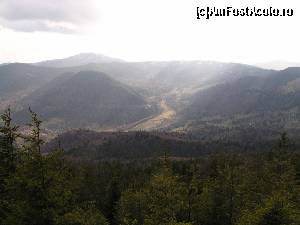 [P12] Izvoarele Nărujei, așa cum se văd de pe culmea Dealul Negru. La orizont, Vf. Lăcăuți » foto by Yersinia Pestis
 - 
<span class="allrVoted glyphicon glyphicon-heart hidden" id="av579104"></span>
<a class="m-l-10 hidden" id="sv579104" onclick="voting_Foto_DelVot(,579104,13521)" role="button">șterge vot <span class="glyphicon glyphicon-remove"></span></a>
<a id="v9579104" class=" c-red"  onclick="voting_Foto_SetVot(579104)" role="button"><span class="glyphicon glyphicon-heart-empty"></span> <b>LIKE</b> = Votează poza</a> <img class="hidden"  id="f579104W9" src="/imagini/loader.gif" border="0" /><span class="AjErrMes hidden" id="e579104ErM"></span>