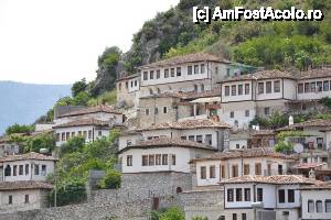 [P01] Cladirile sunt in totalitate construite din piatra de munte. Sus este tot un hotel... sau mai bine zis o pensiune, majoritatea au pana in 5 camere.  » foto by hakkoo
 - 
<span class="allrVoted glyphicon glyphicon-heart hidden" id="av399213"></span>
<a class="m-l-10 hidden" id="sv399213" onclick="voting_Foto_DelVot(,399213,13582)" role="button">șterge vot <span class="glyphicon glyphicon-remove"></span></a>
<a id="v9399213" class=" c-red"  onclick="voting_Foto_SetVot(399213)" role="button"><span class="glyphicon glyphicon-heart-empty"></span> <b>LIKE</b> = Votează poza</a> <img class="hidden"  id="f399213W9" src="/imagini/loader.gif" border="0" /><span class="AjErrMes hidden" id="e399213ErM"></span>