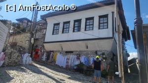 [P17] Aproape de intrare, se gasesc mai multe tarabe artizanale care vand o varietate de produse, de la miere locala la carti postale si chiar covoare lucrate manual, vandute de familiile care locuiesc în interiorul zidurilor castelului. » foto by geani anto
 - 
<span class="allrVoted glyphicon glyphicon-heart hidden" id="av1531474"></span>
<a class="m-l-10 hidden" id="sv1531474" onclick="voting_Foto_DelVot(,1531474,13585)" role="button">șterge vot <span class="glyphicon glyphicon-remove"></span></a>
<a id="v91531474" class=" c-red"  onclick="voting_Foto_SetVot(1531474)" role="button"><span class="glyphicon glyphicon-heart-empty"></span> <b>LIKE</b> = Votează poza</a> <img class="hidden"  id="f1531474W9" src="/imagini/loader.gif" border="0" /><span class="AjErrMes hidden" id="e1531474ErM"></span>