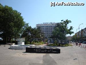 [P12] Fațada principală a Hotelului Delta din Tulcea » foto by mariana.olaru
 - 
<span class="allrVoted glyphicon glyphicon-heart hidden" id="av400767"></span>
<a class="m-l-10 hidden" id="sv400767" onclick="voting_Foto_DelVot(,400767,13626)" role="button">șterge vot <span class="glyphicon glyphicon-remove"></span></a>
<a id="v9400767" class=" c-red"  onclick="voting_Foto_SetVot(400767)" role="button"><span class="glyphicon glyphicon-heart-empty"></span> <b>LIKE</b> = Votează poza</a> <img class="hidden"  id="f400767W9" src="/imagini/loader.gif" border="0" /><span class="AjErrMes hidden" id="e400767ErM"></span>