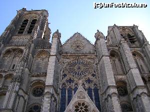 [P09] Bourges - Catedrala Saint-Etienne - fațada occidentală cu 'Turnul Surd' în dreapta și 'Turnul de unt' în stânga.  » foto by doina_c24
 - 
<span class="allrVoted glyphicon glyphicon-heart hidden" id="av401862"></span>
<a class="m-l-10 hidden" id="sv401862" onclick="voting_Foto_DelVot(,401862,13666)" role="button">șterge vot <span class="glyphicon glyphicon-remove"></span></a>
<a id="v9401862" class=" c-red"  onclick="voting_Foto_SetVot(401862)" role="button"><span class="glyphicon glyphicon-heart-empty"></span> <b>LIKE</b> = Votează poza</a> <img class="hidden"  id="f401862W9" src="/imagini/loader.gif" border="0" /><span class="AjErrMes hidden" id="e401862ErM"></span>