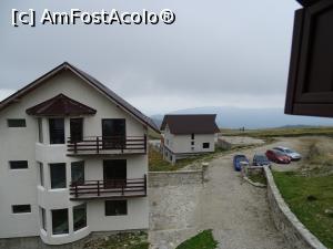 [P09] Cabana Transalpina - parcarea și vila geamănă, aparținând tot Cabanei Transalpina. Nu era încă dată în folosință când am fost noi acolo.  » foto by Cris
 - 
<span class="allrVoted glyphicon glyphicon-heart hidden" id="av839018"></span>
<a class="m-l-10 hidden" id="sv839018" onclick="voting_Foto_DelVot(,839018,13674)" role="button">șterge vot <span class="glyphicon glyphicon-remove"></span></a>
<a id="v9839018" class=" c-red"  onclick="voting_Foto_SetVot(839018)" role="button"><span class="glyphicon glyphicon-heart-empty"></span> <b>LIKE</b> = Votează poza</a> <img class="hidden"  id="f839018W9" src="/imagini/loader.gif" border="0" /><span class="AjErrMes hidden" id="e839018ErM"></span>