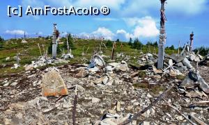 [P05] Prima 'poiană' cu monumente secuieşti, în special stâlpi secuieşti de care sunt agăţate panglici tricolore şi alte simboluri naţionale şi religioase. În fundal se vede a doua 'poiană' cu monumente secuieşti » foto by Lucien
 - 
<span class="allrVoted glyphicon glyphicon-heart hidden" id="av780702"></span>
<a class="m-l-10 hidden" id="sv780702" onclick="voting_Foto_DelVot(,780702,13675)" role="button">șterge vot <span class="glyphicon glyphicon-remove"></span></a>
<a id="v9780702" class=" c-red"  onclick="voting_Foto_SetVot(780702)" role="button"><span class="glyphicon glyphicon-heart-empty"></span> <b>LIKE</b> = Votează poza</a> <img class="hidden"  id="f780702W9" src="/imagini/loader.gif" border="0" /><span class="AjErrMes hidden" id="e780702ErM"></span>