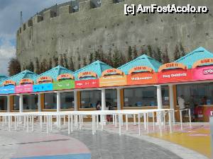 [P03] Casele de bilete ale Vialand. La prima oră (11:00) erau părăsite - când am fost la Portaventura la deschiderea caselor cozile erau de sute de persoane.  » foto by Dabator
 - 
<span class="allrVoted glyphicon glyphicon-heart hidden" id="av505564"></span>
<a class="m-l-10 hidden" id="sv505564" onclick="voting_Foto_DelVot(,505564,13686)" role="button">șterge vot <span class="glyphicon glyphicon-remove"></span></a>
<a id="v9505564" class=" c-red"  onclick="voting_Foto_SetVot(505564)" role="button"><span class="glyphicon glyphicon-heart-empty"></span> <b>LIKE</b> = Votează poza</a> <img class="hidden"  id="f505564W9" src="/imagini/loader.gif" border="0" /><span class="AjErrMes hidden" id="e505564ErM"></span>