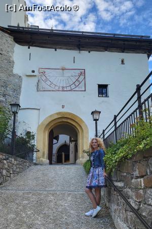 [P03] Cadranul solar de deasupra portii castelului Mauterndorf ii intampina pe negustori, calatori, nobili sau vagabonzi in drumul lor spre Salzburg, cu secole in urma. Portalul unde acestia isi deschideau bagajele si plateau taxa de drum este acum poarta de intrare in castelul care duce vizitatorii inapoi in Evul Mediu. » foto by geani anto
 - 
<span class="allrVoted glyphicon glyphicon-heart hidden" id="av1414779"></span>
<a class="m-l-10 hidden" id="sv1414779" onclick="voting_Foto_DelVot(,1414779,13721)" role="button">șterge vot <span class="glyphicon glyphicon-remove"></span></a>
<a id="v91414779" class=" c-red"  onclick="voting_Foto_SetVot(1414779)" role="button"><span class="glyphicon glyphicon-heart-empty"></span> <b>LIKE</b> = Votează poza</a> <img class="hidden"  id="f1414779W9" src="/imagini/loader.gif" border="0" /><span class="AjErrMes hidden" id="e1414779ErM"></span>