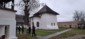 [P06] Mănăstirea Cotmeana - Spre intrarea în biserica veche. » foto by iulianic
 - 
<span class="allrVoted glyphicon glyphicon-heart hidden" id="av1460614"></span>
<a class="m-l-10 hidden" id="sv1460614" onclick="voting_Foto_DelVot(,1460614,13727)" role="button">șterge vot <span class="glyphicon glyphicon-remove"></span></a>
<a id="v91460614" class=" c-red"  onclick="voting_Foto_SetVot(1460614)" role="button"><span class="glyphicon glyphicon-heart-empty"></span> <b>LIKE</b> = Votează poza</a> <img class="hidden"  id="f1460614W9" src="/imagini/loader.gif" border="0" /><span class="AjErrMes hidden" id="e1460614ErM"></span>