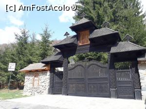 [P18] Poarta Mănăstirii Robaia.  » foto by Aurici
 - 
<span class="allrVoted glyphicon glyphicon-heart hidden" id="av1032232"></span>
<a class="m-l-10 hidden" id="sv1032232" onclick="voting_Foto_DelVot(,1032232,13734)" role="button">șterge vot <span class="glyphicon glyphicon-remove"></span></a>
<a id="v91032232" class=" c-red"  onclick="voting_Foto_SetVot(1032232)" role="button"><span class="glyphicon glyphicon-heart-empty"></span> <b>LIKE</b> = Votează poza</a> <img class="hidden"  id="f1032232W9" src="/imagini/loader.gif" border="0" /><span class="AjErrMes hidden" id="e1032232ErM"></span>