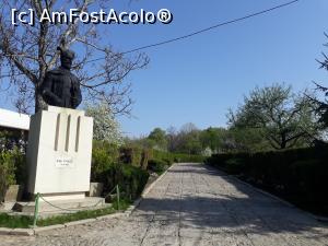 [P02] Accesul spre Mănăstirea Dealu, de lângă Târgoviște și bustul lui Mihai Viteazul la intrare.  » foto by Aurici
 - 
<span class="allrVoted glyphicon glyphicon-heart hidden" id="av1032216"></span>
<a class="m-l-10 hidden" id="sv1032216" onclick="voting_Foto_DelVot(,1032216,13734)" role="button">șterge vot <span class="glyphicon glyphicon-remove"></span></a>
<a id="v91032216" class=" c-red"  onclick="voting_Foto_SetVot(1032216)" role="button"><span class="glyphicon glyphicon-heart-empty"></span> <b>LIKE</b> = Votează poza</a> <img class="hidden"  id="f1032216W9" src="/imagini/loader.gif" border="0" /><span class="AjErrMes hidden" id="e1032216ErM"></span>