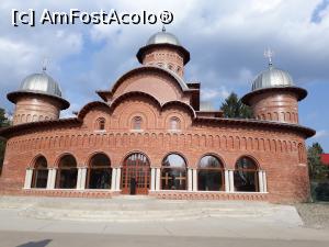 [P25] Mausoleul de la Curtea de Argeș unde sunt înmormântați Regele Mihai și Regina Ana. La vremea aceea încă se lucra la interior.  » foto by Aurici
 - 
<span class="allrVoted glyphicon glyphicon-heart hidden" id="av1032239"></span>
<a class="m-l-10 hidden" id="sv1032239" onclick="voting_Foto_DelVot(,1032239,13734)" role="button">șterge vot <span class="glyphicon glyphicon-remove"></span></a>
<a id="v91032239" class=" c-red"  onclick="voting_Foto_SetVot(1032239)" role="button"><span class="glyphicon glyphicon-heart-empty"></span> <b>LIKE</b> = Votează poza</a> <img class="hidden"  id="f1032239W9" src="/imagini/loader.gif" border="0" /><span class="AjErrMes hidden" id="e1032239ErM"></span>