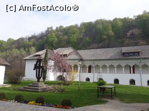 [P41] Mănăstirea Surpatele, Frâncești.  » foto by Aurici
 - 
<span class="allrVoted glyphicon glyphicon-heart hidden" id="av1032255"></span>
<a class="m-l-10 hidden" id="sv1032255" onclick="voting_Foto_DelVot(,1032255,13734)" role="button">șterge vot <span class="glyphicon glyphicon-remove"></span></a>
<a id="v91032255" class=" c-red"  onclick="voting_Foto_SetVot(1032255)" role="button"><span class="glyphicon glyphicon-heart-empty"></span> <b>LIKE</b> = Votează poza</a> <img class="hidden"  id="f1032255W9" src="/imagini/loader.gif" border="0" /><span class="AjErrMes hidden" id="e1032255ErM"></span>