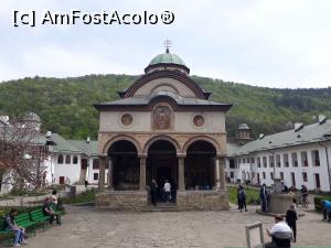 [P51] Mănăstirea Cozia și Fântâna lui Neagoe Basarab.  » foto by Aurici
 - 
<span class="allrVoted glyphicon glyphicon-heart hidden" id="av1032265"></span>
<a class="m-l-10 hidden" id="sv1032265" onclick="voting_Foto_DelVot(,1032265,13734)" role="button">șterge vot <span class="glyphicon glyphicon-remove"></span></a>
<a id="v91032265" class=" c-red"  onclick="voting_Foto_SetVot(1032265)" role="button"><span class="glyphicon glyphicon-heart-empty"></span> <b>LIKE</b> = Votează poza</a> <img class="hidden"  id="f1032265W9" src="/imagini/loader.gif" border="0" /><span class="AjErrMes hidden" id="e1032265ErM"></span>