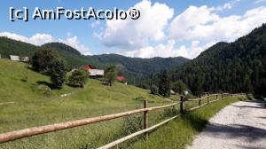 [P07] satul Casa de piatra, spre pestera Vartop » foto by Alexandra74
 - 
<span class="allrVoted glyphicon glyphicon-heart hidden" id="av1083090"></span>
<a class="m-l-10 hidden" id="sv1083090" onclick="voting_Foto_DelVot(,1083090,13782)" role="button">șterge vot <span class="glyphicon glyphicon-remove"></span></a>
<a id="v91083090" class=" c-red"  onclick="voting_Foto_SetVot(1083090)" role="button"><span class="glyphicon glyphicon-heart-empty"></span> <b>LIKE</b> = Votează poza</a> <img class="hidden"  id="f1083090W9" src="/imagini/loader.gif" border="0" /><span class="AjErrMes hidden" id="e1083090ErM"></span>