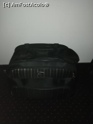 [P09] Unul din trolere pus pe jos, deoarece nu există spațiu de depozitare în cameră » foto by Georgiana2022
 - 
<span class="allrVoted glyphicon glyphicon-heart hidden" id="av1328663"></span>
<a class="m-l-10 hidden" id="sv1328663" onclick="voting_Foto_DelVot(,1328663,13800)" role="button">șterge vot <span class="glyphicon glyphicon-remove"></span></a>
<a id="v91328663" class=" c-red"  onclick="voting_Foto_SetVot(1328663)" role="button"><span class="glyphicon glyphicon-heart-empty"></span> <b>LIKE</b> = Votează poza</a> <img class="hidden"  id="f1328663W9" src="/imagini/loader.gif" border="0" /><span class="AjErrMes hidden" id="e1328663ErM"></span>