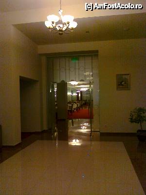 [P15] Hotel Afrodita, Băile Herculane - Holul vast, de la nivelul -1, cu vedere înspre restaurant, în plan îndepărtat...  » foto by Lyssys
 - 
<span class="allrVoted glyphicon glyphicon-heart hidden" id="av445988"></span>
<a class="m-l-10 hidden" id="sv445988" onclick="voting_Foto_DelVot(,445988,13800)" role="button">șterge vot <span class="glyphicon glyphicon-remove"></span></a>
<a id="v9445988" class=" c-red"  onclick="voting_Foto_SetVot(445988)" role="button"><span class="glyphicon glyphicon-heart-empty"></span> <b>LIKE</b> = Votează poza</a> <img class="hidden"  id="f445988W9" src="/imagini/loader.gif" border="0" /><span class="AjErrMes hidden" id="e445988ErM"></span>