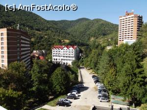 [P11] Vedere din balcon spre parcare (care avea bariera ce se deschidea cu cartela de la camera), iar in fundal Hotelul Sara's Sons cu noua cladire data in folosinta (la pater baza de tratament)  » foto by ascent
 - 
<span class="allrVoted glyphicon glyphicon-heart hidden" id="av1018265"></span>
<a class="m-l-10 hidden" id="sv1018265" onclick="voting_Foto_DelVot(,1018265,13800)" role="button">șterge vot <span class="glyphicon glyphicon-remove"></span></a>
<a id="v91018265" class=" c-red"  onclick="voting_Foto_SetVot(1018265)" role="button"><span class="glyphicon glyphicon-heart-empty"></span> <b>LIKE</b> = Votează poza</a> <img class="hidden"  id="f1018265W9" src="/imagini/loader.gif" border="0" /><span class="AjErrMes hidden" id="e1018265ErM"></span>
