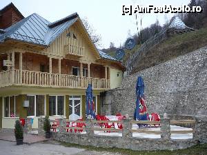 [P02] Partea opusă a clădirii, unde este şi mica terasa a barului » foto by Claudiu U.
 - 
<span class="allrVoted glyphicon glyphicon-heart hidden" id="av408366"></span>
<a class="m-l-10 hidden" id="sv408366" onclick="voting_Foto_DelVot(,408366,13801)" role="button">șterge vot <span class="glyphicon glyphicon-remove"></span></a>
<a id="v9408366" class=" c-red"  onclick="voting_Foto_SetVot(408366)" role="button"><span class="glyphicon glyphicon-heart-empty"></span> <b>LIKE</b> = Votează poza</a> <img class="hidden"  id="f408366W9" src="/imagini/loader.gif" border="0" /><span class="AjErrMes hidden" id="e408366ErM"></span>