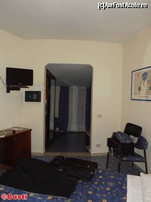 [P12] Sporting Baia Hotel. Camera şi anexa acesteia, unde se găseşte un şifonier, o masă cu două fotolii şi de unde se iese pe terasă.  » foto by Costi
 - 
<span class="allrVoted glyphicon glyphicon-heart hidden" id="av408163"></span>
<a class="m-l-10 hidden" id="sv408163" onclick="voting_Foto_DelVot(,408163,13803)" role="button">șterge vot <span class="glyphicon glyphicon-remove"></span></a>
<a id="v9408163" class=" c-red"  onclick="voting_Foto_SetVot(408163)" role="button"><span class="glyphicon glyphicon-heart-empty"></span> <b>LIKE</b> = Votează poza</a> <img class="hidden"  id="f408163W9" src="/imagini/loader.gif" border="0" /><span class="AjErrMes hidden" id="e408163ErM"></span>