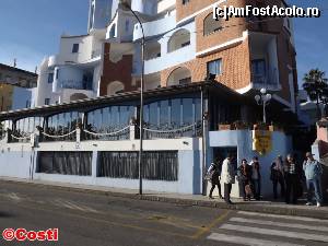 [P02] Hotelul Sporting Baia şi o parte din colegii de grup, în aşteptarea autocarului ce urma să ne ducă la Siracuza.  » foto by Costi
 - 
<span class="allrVoted glyphicon glyphicon-heart hidden" id="av408153"></span>
<a class="m-l-10 hidden" id="sv408153" onclick="voting_Foto_DelVot(,408153,13803)" role="button">șterge vot <span class="glyphicon glyphicon-remove"></span></a>
<a id="v9408153" class=" c-red"  onclick="voting_Foto_SetVot(408153)" role="button"><span class="glyphicon glyphicon-heart-empty"></span> <b>LIKE</b> = Votează poza</a> <img class="hidden"  id="f408153W9" src="/imagini/loader.gif" border="0" /><span class="AjErrMes hidden" id="e408153ErM"></span>