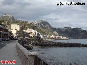 [P28] Faleza din Giardini Naxos. Ridicătura din marginea stângă a fotografiei este pitorescul sat Castelmola, iar pe ridicătura din chiar centrul fotografiei se află Taormina.  » foto by Costi
 - 
<span class="allrVoted glyphicon glyphicon-heart hidden" id="av408179"></span>
<a class="m-l-10 hidden" id="sv408179" onclick="voting_Foto_DelVot(,408179,13803)" role="button">șterge vot <span class="glyphicon glyphicon-remove"></span></a>
<a id="v9408179" class=" c-red"  onclick="voting_Foto_SetVot(408179)" role="button"><span class="glyphicon glyphicon-heart-empty"></span> <b>LIKE</b> = Votează poza</a> <img class="hidden"  id="f408179W9" src="/imagini/loader.gif" border="0" /><span class="AjErrMes hidden" id="e408179ErM"></span>