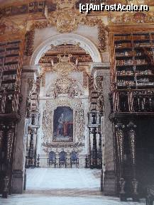 [P02] In cea de-a treia incapere a Bibliotecii Joanina. Se observa portretul suveranului Joao (IOAN) al V-lea. Cata bogatie, nu?  » foto by Marian Preda
 - 
<span class="allrVoted glyphicon glyphicon-heart hidden" id="av409186"></span>
<a class="m-l-10 hidden" id="sv409186" onclick="voting_Foto_DelVot(,409186,13823)" role="button">șterge vot <span class="glyphicon glyphicon-remove"></span></a>
<a id="v9409186" class=" c-red"  onclick="voting_Foto_SetVot(409186)" role="button"><span class="glyphicon glyphicon-heart-empty"></span> <b>LIKE</b> = Votează poza</a> <img class="hidden"  id="f409186W9" src="/imagini/loader.gif" border="0" /><span class="AjErrMes hidden" id="e409186ErM"></span>