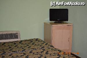 [P04] Camera 307, balamaua superioara a minibarului necesita o surubelnita si o mana priceputa. LED-TV-ul perfect functional are programat si un post italienesc ce preia Pro-TV.  » foto by Visan125
 - 
<span class="allrVoted glyphicon glyphicon-heart hidden" id="av409964"></span>
<a class="m-l-10 hidden" id="sv409964" onclick="voting_Foto_DelVot(,409964,13849)" role="button">șterge vot <span class="glyphicon glyphicon-remove"></span></a>
<a id="v9409964" class=" c-red"  onclick="voting_Foto_SetVot(409964)" role="button"><span class="glyphicon glyphicon-heart-empty"></span> <b>LIKE</b> = Votează poza</a> <img class="hidden"  id="f409964W9" src="/imagini/loader.gif" border="0" /><span class="AjErrMes hidden" id="e409964ErM"></span>