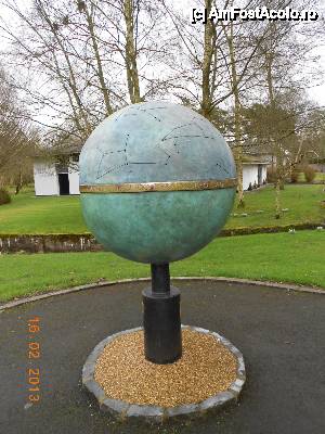[P19] Kildare - Irish National Stud & Japanese Gardens - monumentul dezvelit de regina Elisabeta a II-a a Marii Britanii, cu ocazia vizitei.  » foto by Diaura*
 - 
<span class="allrVoted glyphicon glyphicon-heart hidden" id="av410180"></span>
<a class="m-l-10 hidden" id="sv410180" onclick="voting_Foto_DelVot(,410180,13851)" role="button">șterge vot <span class="glyphicon glyphicon-remove"></span></a>
<a id="v9410180" class=" c-red"  onclick="voting_Foto_SetVot(410180)" role="button"><span class="glyphicon glyphicon-heart-empty"></span> <b>LIKE</b> = Votează poza</a> <img class="hidden"  id="f410180W9" src="/imagini/loader.gif" border="0" /><span class="AjErrMes hidden" id="e410180ErM"></span>