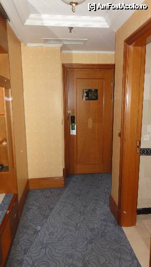 [P09] Holul de la intrarea în cameră. Pe stânga dulapul de haine, pe dreapta baia.  » foto by Nasshu
 - 
<span class="allrVoted glyphicon glyphicon-heart hidden" id="av411881"></span>
<a class="m-l-10 hidden" id="sv411881" onclick="voting_Foto_DelVot(,411881,13853)" role="button">șterge vot <span class="glyphicon glyphicon-remove"></span></a>
<a id="v9411881" class=" c-red"  onclick="voting_Foto_SetVot(411881)" role="button"><span class="glyphicon glyphicon-heart-empty"></span> <b>LIKE</b> = Votează poza</a> <img class="hidden"  id="f411881W9" src="/imagini/loader.gif" border="0" /><span class="AjErrMes hidden" id="e411881ErM"></span>