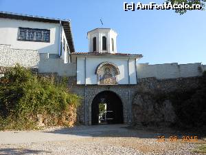 [P16] Struga - Intrarea în curtea Mănăstirii Naşterea Maicii Domnului.  » foto by iulianic
 - 
<span class="allrVoted glyphicon glyphicon-heart hidden" id="av665763"></span>
<a class="m-l-10 hidden" id="sv665763" onclick="voting_Foto_DelVot(,665763,13861)" role="button">șterge vot <span class="glyphicon glyphicon-remove"></span></a>
<a id="v9665763" class=" c-red"  onclick="voting_Foto_SetVot(665763)" role="button"><span class="glyphicon glyphicon-heart-empty"></span> <b>LIKE</b> = Votează poza</a> <img class="hidden"  id="f665763W9" src="/imagini/loader.gif" border="0" /><span class="AjErrMes hidden" id="e665763ErM"></span>
