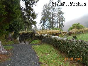 [P18] Parcul Naţional Glendalough, complexul monahal Glendalough, o poarta si zidul manastirii.  » foto by Diaura*
 - 
<span class="allrVoted glyphicon glyphicon-heart hidden" id="av411639"></span>
<a class="m-l-10 hidden" id="sv411639" onclick="voting_Foto_DelVot(,411639,13899)" role="button">șterge vot <span class="glyphicon glyphicon-remove"></span></a>
<a id="v9411639" class=" c-red"  onclick="voting_Foto_SetVot(411639)" role="button"><span class="glyphicon glyphicon-heart-empty"></span> <b>LIKE</b> = Votează poza</a> <img class="hidden"  id="f411639W9" src="/imagini/loader.gif" border="0" /><span class="AjErrMes hidden" id="e411639ErM"></span>