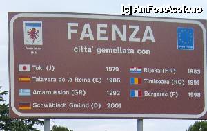 [P01] Faenza, placa la intrare in oras » foto by timis
 - 
<span class="allrVoted glyphicon glyphicon-heart hidden" id="av411815"></span>
<a class="m-l-10 hidden" id="sv411815" onclick="voting_Foto_DelVot(,411815,13912)" role="button">șterge vot <span class="glyphicon glyphicon-remove"></span></a>
<a id="v9411815" class=" c-red"  onclick="voting_Foto_SetVot(411815)" role="button"><span class="glyphicon glyphicon-heart-empty"></span> <b>LIKE</b> = Votează poza</a> <img class="hidden"  id="f411815W9" src="/imagini/loader.gif" border="0" /><span class="AjErrMes hidden" id="e411815ErM"></span>