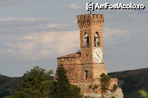 [P22] Primul turn din Brisighella - La Torre del' Orologio. <br />Arcadele care se vad la primul nivel deasupra magazinelor sunt de-a lungul unui culoar (Via degli Asini) care merge in paralel cu toata strada. » foto by timis
 - 
<span class="allrVoted glyphicon glyphicon-heart hidden" id="av411836"></span>
<a class="m-l-10 hidden" id="sv411836" onclick="voting_Foto_DelVot(,411836,13912)" role="button">șterge vot <span class="glyphicon glyphicon-remove"></span></a>
<a id="v9411836" class=" c-red"  onclick="voting_Foto_SetVot(411836)" role="button"><span class="glyphicon glyphicon-heart-empty"></span> <b>LIKE</b> = Votează poza</a> <img class="hidden"  id="f411836W9" src="/imagini/loader.gif" border="0" /><span class="AjErrMes hidden" id="e411836ErM"></span>