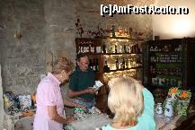 [P34] Magazin de portelanuri si suvenire -Brisighella » foto by timis
 - 
<span class="allrVoted glyphicon glyphicon-heart hidden" id="av411975"></span>
<a class="m-l-10 hidden" id="sv411975" onclick="voting_Foto_DelVot(,411975,13912)" role="button">șterge vot <span class="glyphicon glyphicon-remove"></span></a>
<a id="v9411975" class=" c-red"  onclick="voting_Foto_SetVot(411975)" role="button"><span class="glyphicon glyphicon-heart-empty"></span> <b>LIKE</b> = Votează poza</a> <img class="hidden"  id="f411975W9" src="/imagini/loader.gif" border="0" /><span class="AjErrMes hidden" id="e411975ErM"></span>