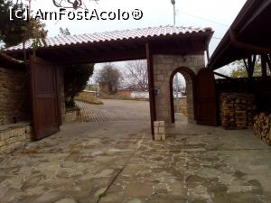 [P14] Intrarea in curtea vilei. In spate se vede parcarea acesteia.  » foto by Yoda
 - 
<span class="allrVoted glyphicon glyphicon-heart hidden" id="av1037933"></span>
<a class="m-l-10 hidden" id="sv1037933" onclick="voting_Foto_DelVot(,1037933,13942)" role="button">șterge vot <span class="glyphicon glyphicon-remove"></span></a>
<a id="v91037933" class=" c-red"  onclick="voting_Foto_SetVot(1037933)" role="button"><span class="glyphicon glyphicon-heart-empty"></span> <b>LIKE</b> = Votează poza</a> <img class="hidden"  id="f1037933W9" src="/imagini/loader.gif" border="0" /><span class="AjErrMes hidden" id="e1037933ErM"></span>