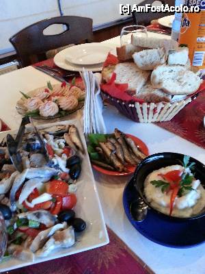 [P03] un mic aperitiv la masa de seară - salata pescareasca cu mai multe feluri de peste, peste afumat alaturi, icre de știucă și nelipsitul mujdei de usturoi!  » foto by kmy
 - 
<span class="allrVoted glyphicon glyphicon-heart hidden" id="av431359"></span>
<a class="m-l-10 hidden" id="sv431359" onclick="voting_Foto_DelVot(,431359,13970)" role="button">șterge vot <span class="glyphicon glyphicon-remove"></span></a>
<a id="v9431359" class=" c-red"  onclick="voting_Foto_SetVot(431359)" role="button"><span class="glyphicon glyphicon-heart-empty"></span> <b>LIKE</b> = Votează poza</a> <img class="hidden"  id="f431359W9" src="/imagini/loader.gif" border="0" /><span class="AjErrMes hidden" id="e431359ErM"></span>