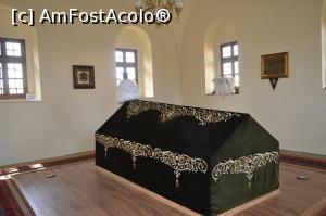 [P07] Acesta este mormantul. La unul din capete se vede 'caciula' sultanului.  » foto by Soso42
 - 
<span class="allrVoted glyphicon glyphicon-heart hidden" id="av811926"></span>
<a class="m-l-10 hidden" id="sv811926" onclick="voting_Foto_DelVot(,811926,13973)" role="button">șterge vot <span class="glyphicon glyphicon-remove"></span></a>
<a id="v9811926" class=" c-red"  onclick="voting_Foto_SetVot(811926)" role="button"><span class="glyphicon glyphicon-heart-empty"></span> <b>LIKE</b> = Votează poza</a> <img class="hidden"  id="f811926W9" src="/imagini/loader.gif" border="0" /><span class="AjErrMes hidden" id="e811926ErM"></span>