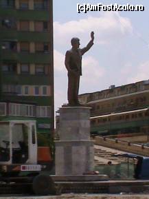[P14] Statuia Bill Clinton de pe bulevardul cu același nume (intrarea în oraș dinspre aeroport) » foto by mauricius*
 - 
<span class="allrVoted glyphicon glyphicon-heart hidden" id="av415587"></span>
<a class="m-l-10 hidden" id="sv415587" onclick="voting_Foto_DelVot(,415587,13974)" role="button">șterge vot <span class="glyphicon glyphicon-remove"></span></a>
<a id="v9415587" class=" c-red"  onclick="voting_Foto_SetVot(415587)" role="button"><span class="glyphicon glyphicon-heart-empty"></span> <b>LIKE</b> = Votează poza</a> <img class="hidden"  id="f415587W9" src="/imagini/loader.gif" border="0" /><span class="AjErrMes hidden" id="e415587ErM"></span>