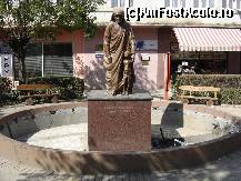 [P15] Statuia Maica Tereza de pe strada (acum pietonală) care-i poartă numele, un fel de corso al orașului » foto by mauricius*
 - 
<span class="allrVoted glyphicon glyphicon-heart hidden" id="av415588"></span>
<a class="m-l-10 hidden" id="sv415588" onclick="voting_Foto_DelVot(,415588,13974)" role="button">șterge vot <span class="glyphicon glyphicon-remove"></span></a>
<a id="v9415588" class=" c-red"  onclick="voting_Foto_SetVot(415588)" role="button"><span class="glyphicon glyphicon-heart-empty"></span> <b>LIKE</b> = Votează poza</a> <img class="hidden"  id="f415588W9" src="/imagini/loader.gif" border="0" /><span class="AjErrMes hidden" id="e415588ErM"></span>