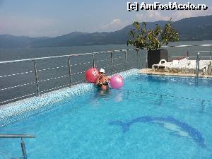 [P09] Din mila preamaritului administrator in ultimele 2 zile apa din piscina a fost tratata  .
si s-a trantit un robotel de strans mizeria . » foto by gabdanz
 - 
<span class="allrVoted glyphicon glyphicon-heart hidden" id="av538417"></span>
<a class="m-l-10 hidden" id="sv538417" onclick="voting_Foto_DelVot(,538417,14012)" role="button">șterge vot <span class="glyphicon glyphicon-remove"></span></a>
<a id="v9538417" class=" c-red"  onclick="voting_Foto_SetVot(538417)" role="button"><span class="glyphicon glyphicon-heart-empty"></span> <b>LIKE</b> = Votează poza</a> <img class="hidden"  id="f538417W9" src="/imagini/loader.gif" border="0" /><span class="AjErrMes hidden" id="e538417ErM"></span>