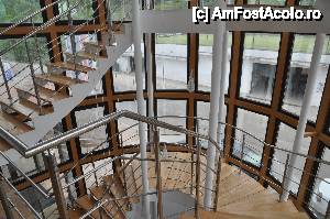 [P18] Scara interioara a pensiunii care leaga etajul unde sunt camerele cu receptia si respectiv restaurantul, terasa si piscina.  » foto by Catzus
 - 
<span class="allrVoted glyphicon glyphicon-heart hidden" id="av415397"></span>
<a class="m-l-10 hidden" id="sv415397" onclick="voting_Foto_DelVot(,415397,14012)" role="button">șterge vot <span class="glyphicon glyphicon-remove"></span></a>
<a id="v9415397" class=" c-red"  onclick="voting_Foto_SetVot(415397)" role="button"><span class="glyphicon glyphicon-heart-empty"></span> <b>LIKE</b> = Votează poza</a> <img class="hidden"  id="f415397W9" src="/imagini/loader.gif" border="0" /><span class="AjErrMes hidden" id="e415397ErM"></span>